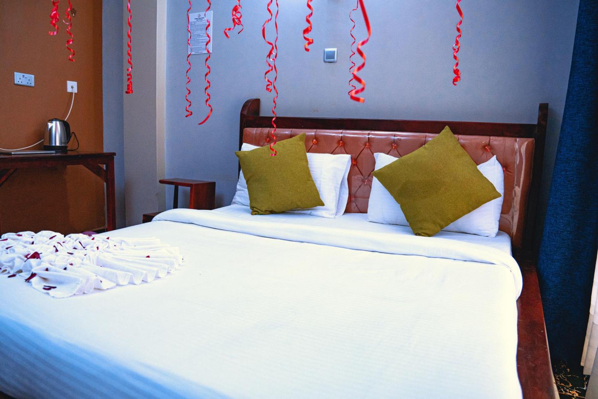 Golden Quest Hotel 엔테베 외부 사진