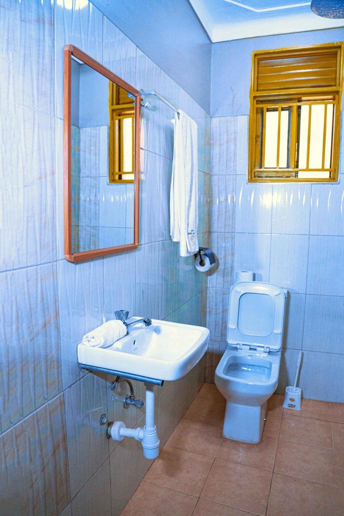 Golden Quest Hotel 엔테베 외부 사진